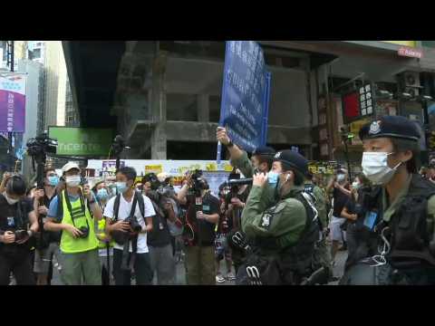 HK police order crowd to disperse at popular shopping district