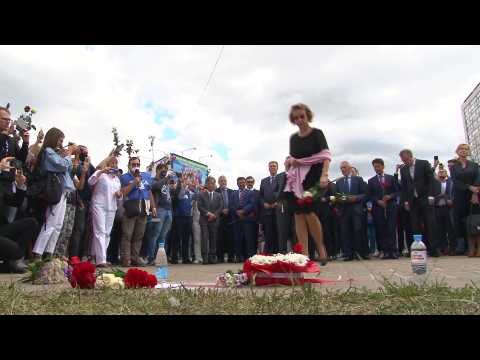 Belarus: EU ambassadors lay flowers at makeshift memorial after post-vote crackdown