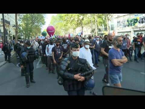 Thousands demonstrate in Paris over jobs cuts (2)