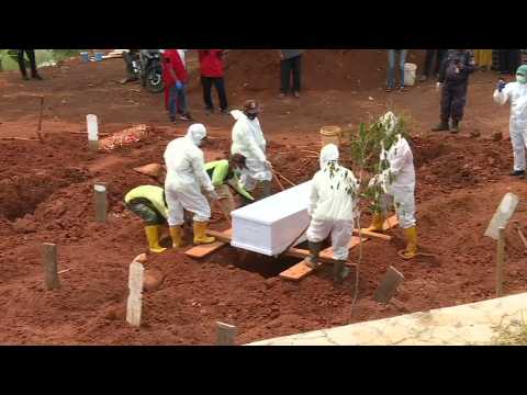Images from Jakarta cemetery; global Covid deaths near one million