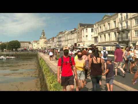 Tourists with and without masks, now compulsory in La Rochelle town centre