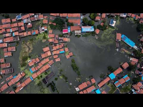 Yangtze river floods prompt massive evacuations in central China