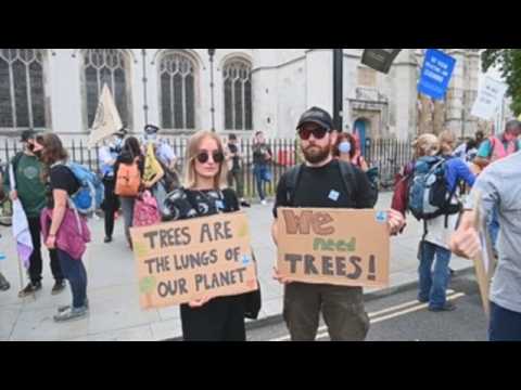 Thousands protest in London to demand measures against climate change