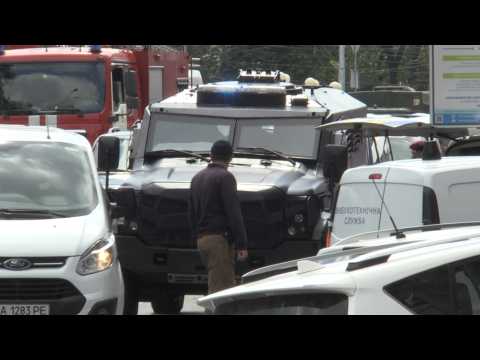 Man takes hostage, threatens to detonate bomb in Kiev