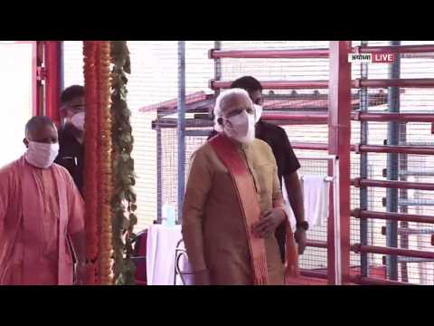 India: Masked Modi prays at controversial temple site