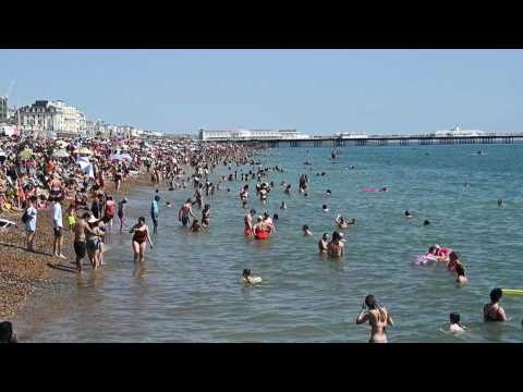 Crowds flock to Brighton Beach as temperatures rise up