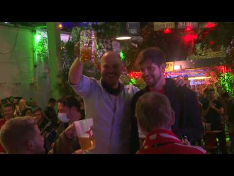 Football/Champions League: German fans celebrate as Bayern win match