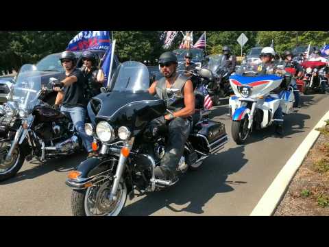 Drivers and bikers gather at pro-Trump rally in Oregon