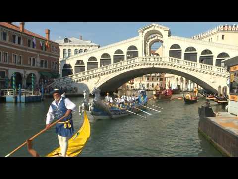 Hundreds attend Venice's Regata Storica despite Covid restrictions