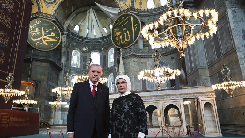 Première prière musulmane pour Erdogan à la mosquée Sainte-Sophie (Euronews FR)