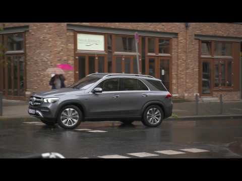The new Mercedes-Benz GLE 350 de 4MATIC in Selenite grey Driving in the city