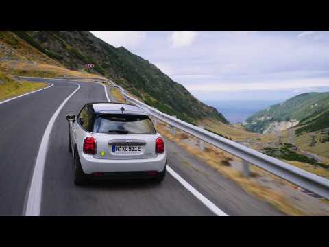 The new MINI Cooper SE - adventure tour on the "best road in the world"