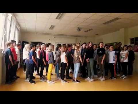 Collège d'Étupes : la chorale chante "T'auras l'air plus z'ecolo" devant le recteur