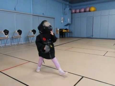 Des enfants de maternelle pratiquent l'escrime en jouant à Remiremont