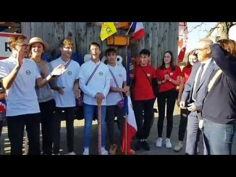 Les conscrits chantent pour la ministre