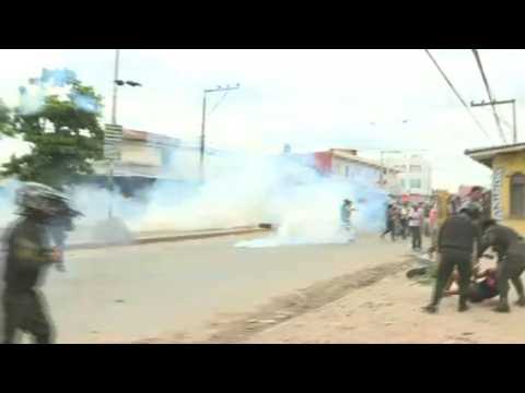 Police fire tear gas at Bolivian protesters in Santa Cruz