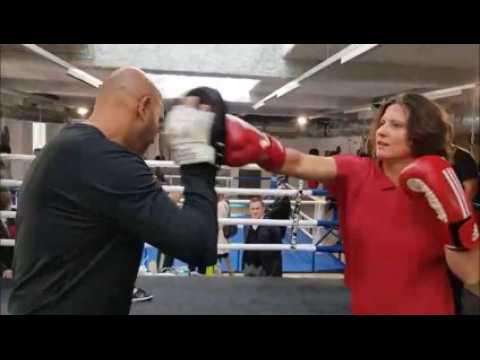 A Mulhouse, Roxana Maracineanu, la ministre des sports, s'est initiée à la boxe