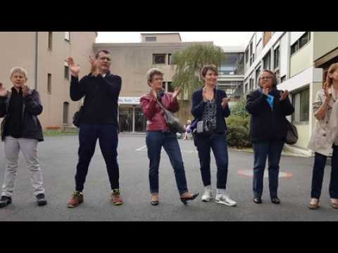 Une chaîne humaine à l'Ehpad de Montbrison