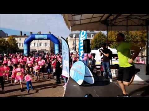 Lunéville : échauffement place Léopold  avant les foulées lunévilloises dans le cadre d'Octobre Rose