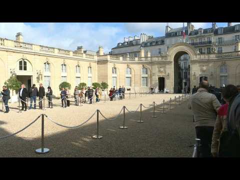 French queue at Elysee Palace to pay tribute to Chirac (2)