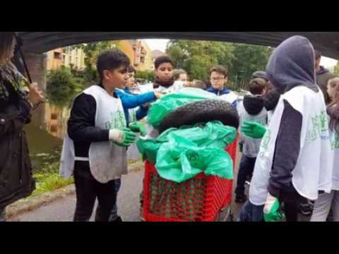 Sarreguemines : les élèves de l’institution Sainte-Chrétienne nettoient les berges de la Sarre