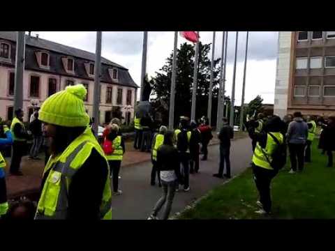 Forbach : le drapeau européen remplacé par un gilet jaune