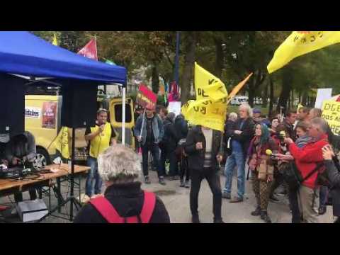Les militants se préparent à la manifestation à Nancy