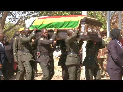 Zimbabwe: coffin carrying Mugabe's remains arrives ahead of burial in rural home