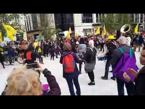 Manifestation anti-Cigeo à Nancy : halte musicale et festive devant la gare.