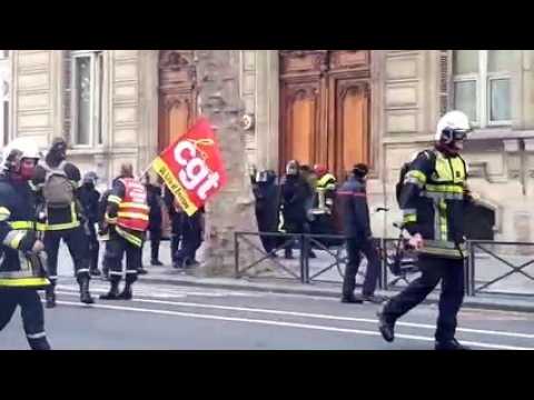La manifestation se tend aux alentours de l'assemblée nationale