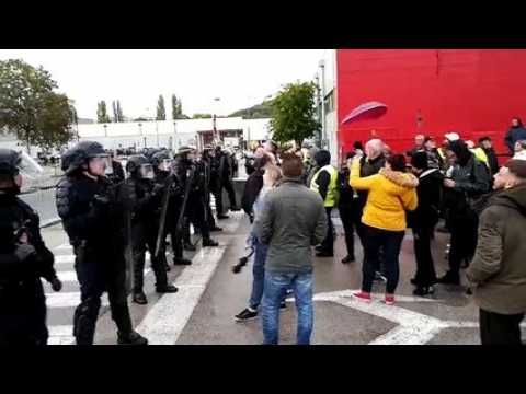Lons-le-Saunier : les syndicats en marge de la visite d'Edouard Philippe se sont déplacés jusqu'au Géant Casino