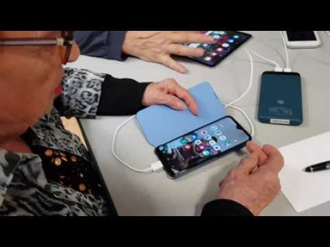 Strasbourg : un atelier smartphone pour les seniors de Hautepierre