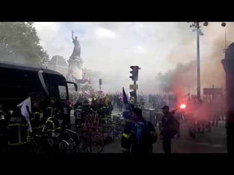 Des milliers de pompiers manifestent à Paris