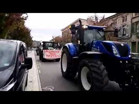Bar-le-Duc : manifestation des agriculteurs, dépôt de boues d'épandage devant la préfecture