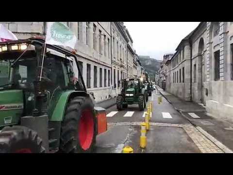 Besançon : les agriculteurs arrivent devant la préfecture du Doubs