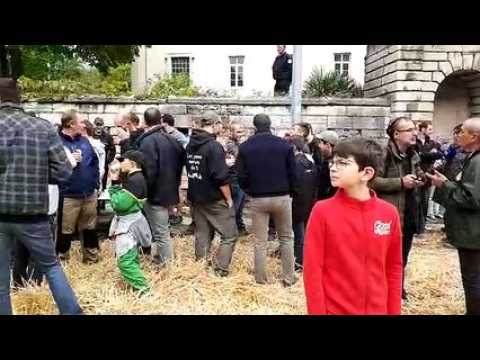 Le mur de la préfecture de Haute-Saône recouvert d'une bâche