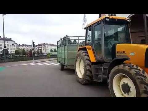 Manifestation des agriculteurs : arrivée des tracteurs devant la préfecture à Epinal