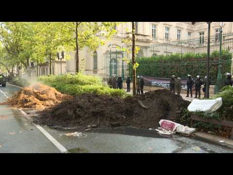 Unhappy farmers dump manure outside prefecture in Nimes