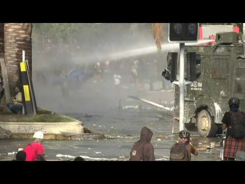 Clashes between police and demonstrators in Chile continue
