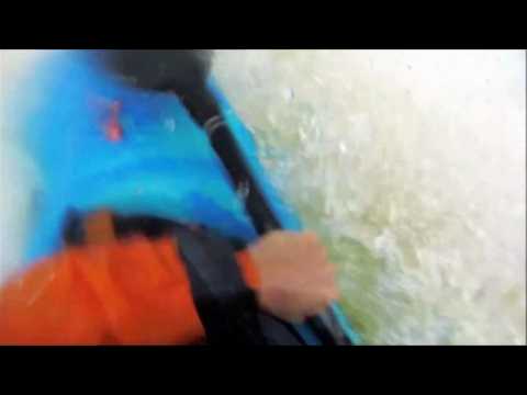 Des kayakistes se jettent dans le Saut du Doubs