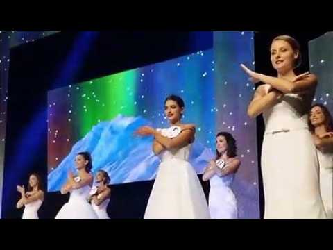 Le traditionnel défilé en robe de mariée a été un succès