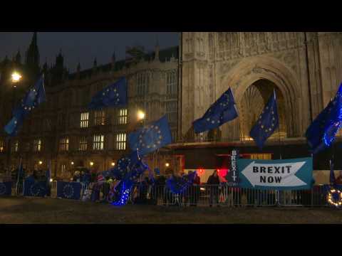 Pro and anti-Brexit protesters outside Parliament ahead of vote on holding early elections