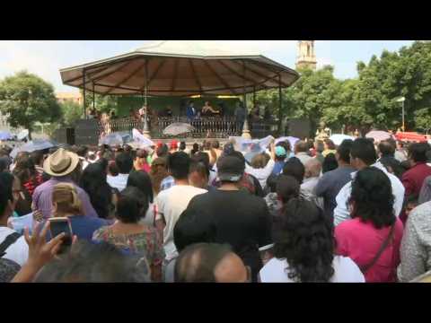 Mass karaoke tribute to late superstar Jose Jose in Mexico