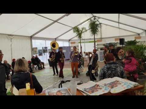 FIG : la fanfare Mojo Workin' Band met le feu