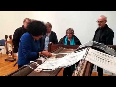 Les travail du métier à tisser expliqué aux visiteurs du musée du Pays de Sarrebourg