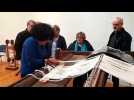 Les travail du métier à tisser expliqué aux visiteurs du musée du Pays de Sarrebourg