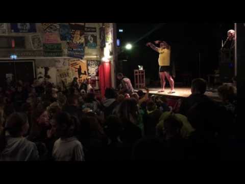 Vidéo. Le groupe les Oreilles Rouges met le feu auprès du jeune public de Chez Narcisse