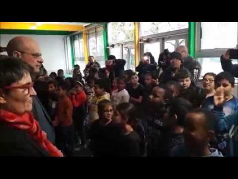 Besançon : Jean-Michel Blanquer, le ministre de l'Education nationale, avec les enfants de l'école primaire Bourgogne à Planoise