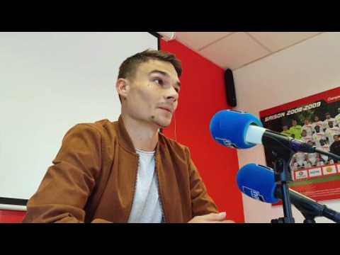 Le milieu Grégoire Lefebvre et le coach Jean-Louis Garcia au micro avant ASNL-Chambly !