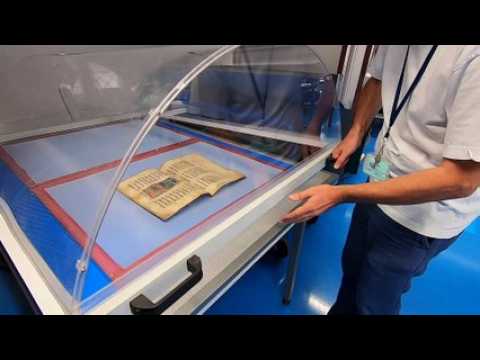 Dans les coulisses de l'atelier de restauration de la BNU